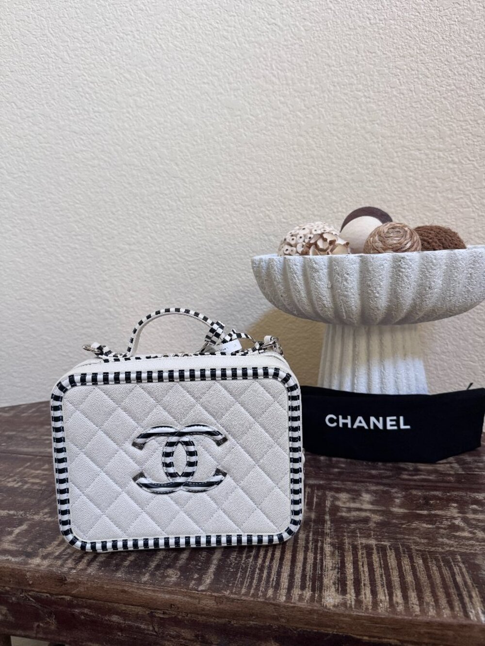 Chanel CC Filigree Small Vanity Case White Black Caviar Leather + dust bag